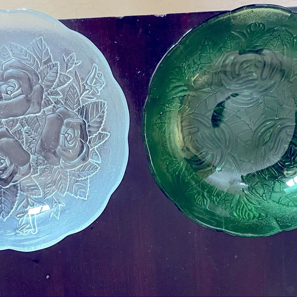 Set of 2 serving platters in cut glass. Size 6.5 inches each colour white &green - Picture 6 of 7